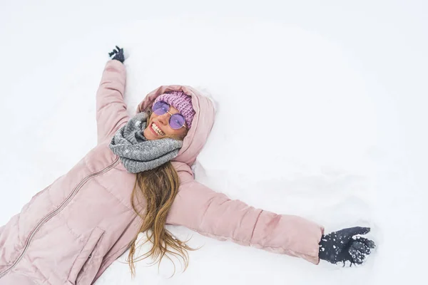 Długowłosa Biała Dziewczyna Leżąca Śniegu Ciesząca Się Średnio Uczesaną Koncepcją — Zdjęcie stockowe