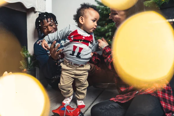 Küçük Şirin Çocuk Ailesiyle Yürümeyi Öğreniyor Arkasında Noel Ağacı Var — Stok fotoğraf