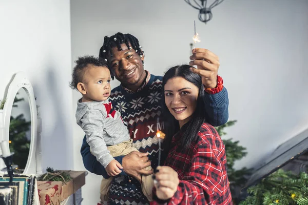 Ευτυχισμένο Οικογενειακό Πορτραίτο Χριστούγεννα Μαμά Και Μπαμπάς Κρατώντας Sparklers Και — Φωτογραφία Αρχείου