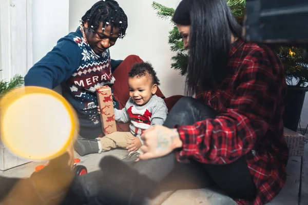 Hombre Afroamericano Mujer Caucásica Abriendo Regalos Navidad Con Hijo Pequeño — Foto de Stock