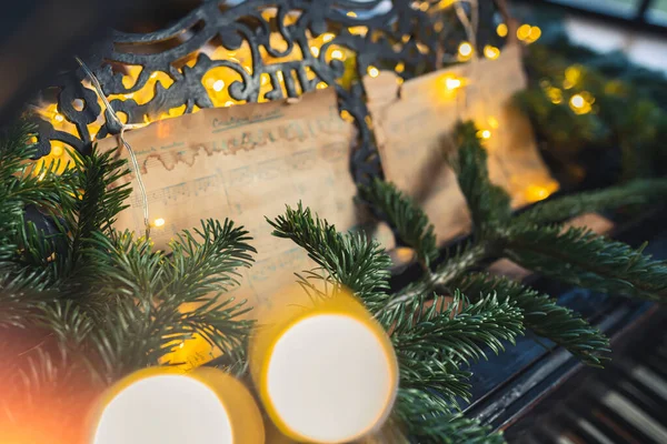 ピアノ クリスマスと新年のコンセプト上のクリスマスの装飾 高品質の写真 ロイヤリティフリーのストック写真