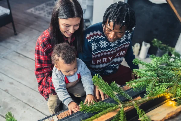 Noel Hazırlanırken Piyanoda Çalan Çok Irklı Küçük Bir Aile Tatil Stok Fotoğraf