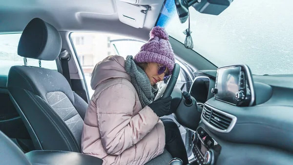 Rozczarowana Młoda Kobieta Zimowych Ubraniach Siedzi Zamarzniętym Samochodzie Który Nie Obrazek Stockowy
