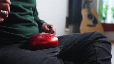 Kapalı mekanda çok notalı kırmızı, mutlu, çelik bir davulun yakın görüntüsü. Yüksek kalite 4k görüntü