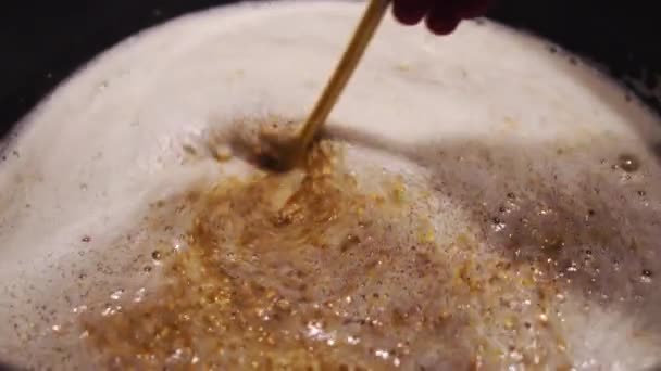 麦芽糖化工艺 添加麦芽到水中进行糖化工艺 高质量的4K镜头 — 图库视频影像