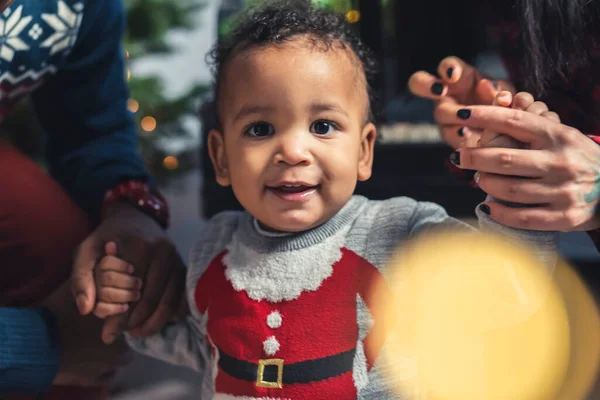 Χαριτωμένο Χαρούμενο Αγόρι Κοιτάζοντας Στην Κάμερα Μέτρια Closeup Χριστούγεννα Έννοια — Φωτογραφία Αρχείου