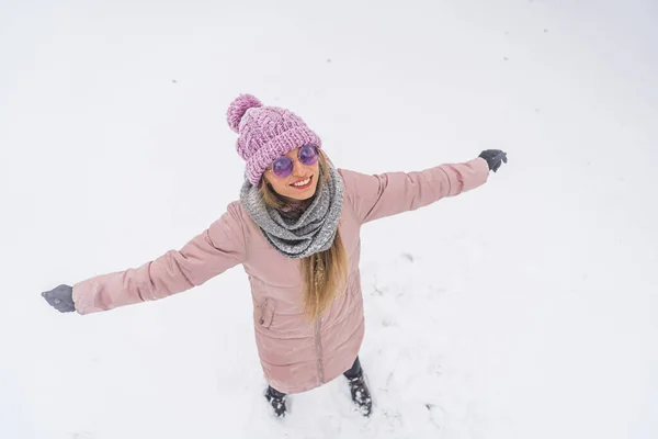 Wspaniały Zimowy Dzień Pełne Ujęcie Młodej Białej Kobiety Cieszącej Się — Zdjęcie stockowe