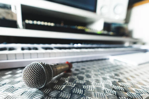 Mikrofon Elektromos Zongora Előtt Házi Stúdió Koncepció Kiváló Minőségű Fénykép — Stock Fotó
