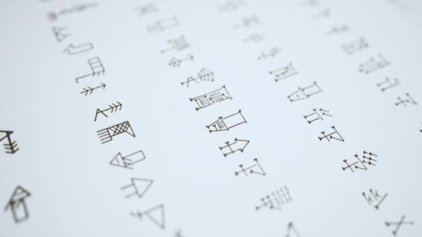 Cuneiform Script Geschreven Een Wit Papier Hoge Kwaliteit Foto — Stockvideo