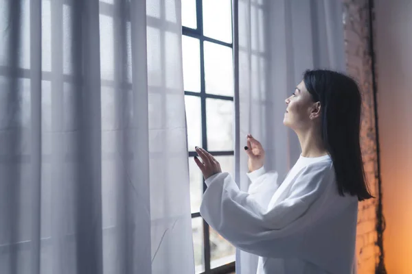 Vilken Härlig Morgon Ung Kvinna Njuter Utsikten Från Fönstret Högkvalitativt — Stockfoto