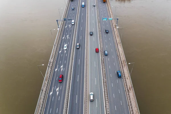 ポーランドのワルシャワの橋の上を移動する車の鳥の目のショット 高品質の写真 — ストック写真