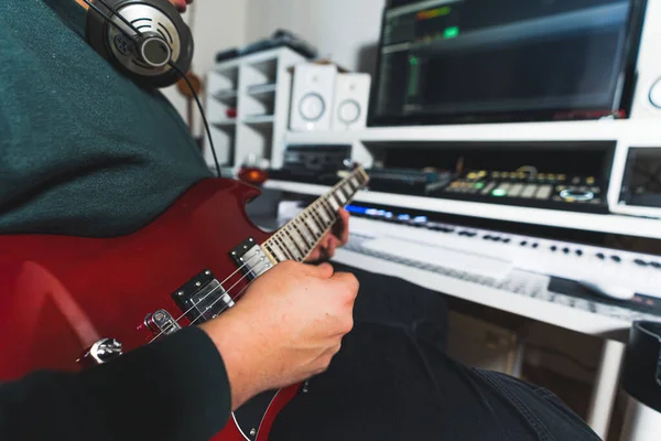 Młody Muzyk Pracujący Domowym Studio Zbliżenie Gitara Basowa Elektroniczny Ekran — Zdjęcie stockowe