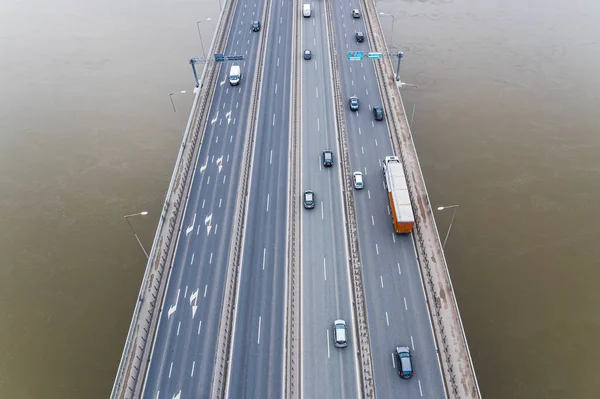 波兰华沙 一架无人驾驶飞机拍摄了一座桥 桥上有汽车 高质量的照片 — 图库照片