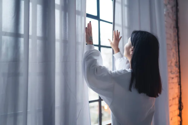 Ung Vit Kvinna Som Njuter Morgonen Och Tittar Genom Fönstret — Stockfoto