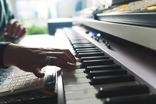 Zbliżenie Mężczyznę Grającego Pianinie Elektronicznym Domu Styl Życia Młodych Muzyków — Zdjęcie stockowe