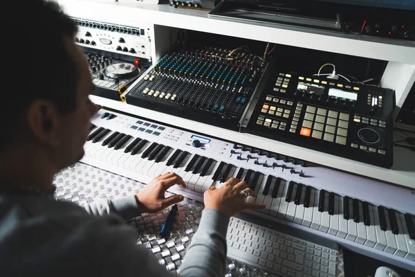 Muzikant Met Elektronische Piano Geluid Synthesizer Apparaat Home Studio Muziek — Stockfoto