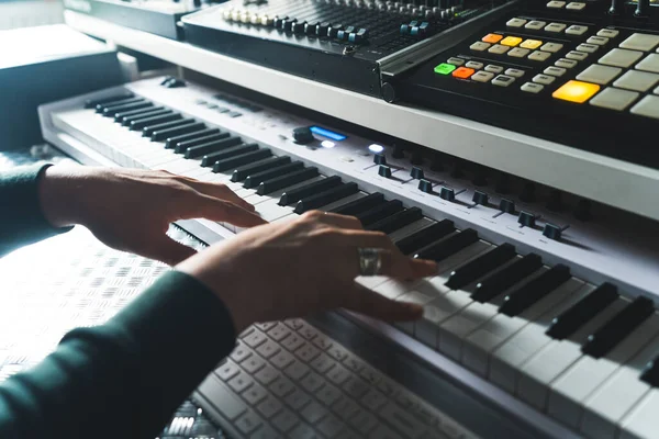 Närbild Bild Man Handflator Spelar Elektroniska Piano Med Ljud Synthesizer — Stockfoto