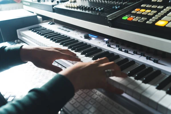Fiatal Zenész Aki Otthoni Stúdiójában Dolgozik Elektronikus Zongorán Játszik Keveri — Stock Fotó