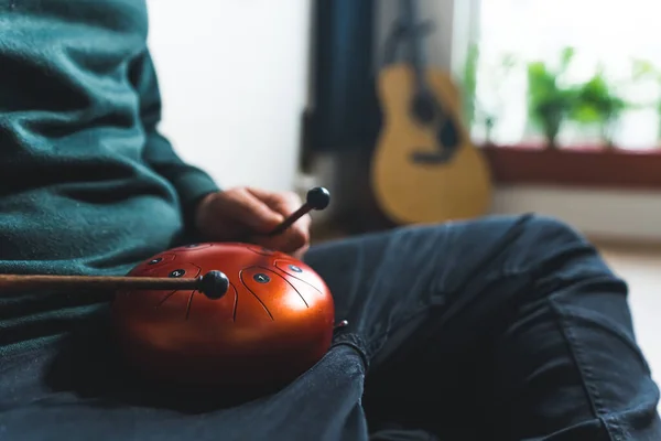 Человек Играет Счастливом Барабане Гитара Заднем Плане Стиль Жизни Музыкантов — стоковое фото