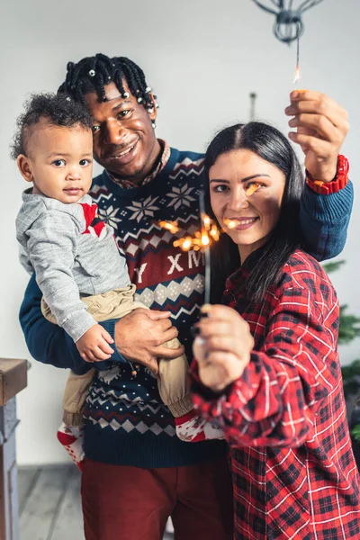Mutlu Çok Irklı Bir Ailenin Parıltılı Bir Şekilde Noel Kutladığı — Stok fotoğraf