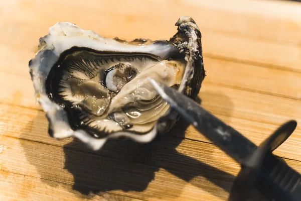 牡蠣をナイフで開き新鮮な魚介類 高品質の写真 ストック画像