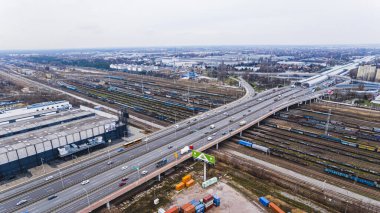 Varşova 'nın Zeran bölgesindeki eski demiryolu üzerindeki köprünün yüksek açılı görüntüsü. Yüksek kalite fotoğraf
