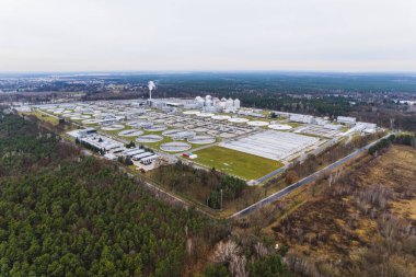 Polonya 'nın Varşova şehrindeki Czajka kanalizasyon arıtma tesisi, insansız hava aracı atışı. Yüksek kalite fotoğraf