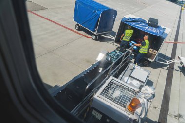  Havaalanı çalışanları bavulları yükleyip kontrol ediyor. Seyahat, tatil. Malta. Görüntü kalitesi yüksek. Yüksek kalite fotoğraf