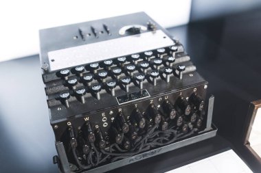 Varşova, Polonya 17.01.2023 Enigma Alman kodlama makinesi Polonya 'daki Varşova Teknoloji Müzesi' nde sergilendi. Yüksek kalite fotoğraf