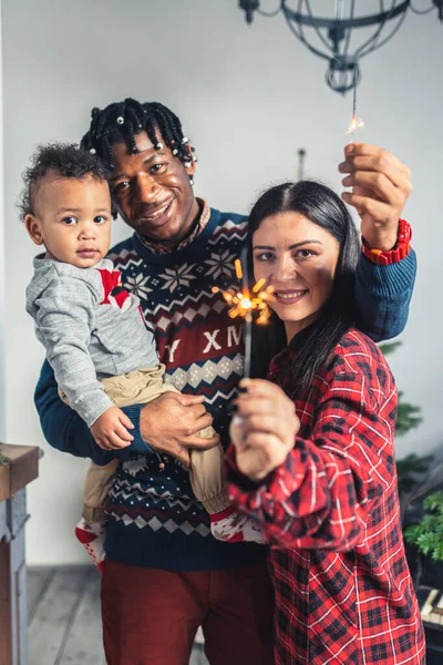 Herkese Mutlu Noeller Beyaz Kadın Afro Amerikan Erkek Noel Oğluyla — Stok fotoğraf