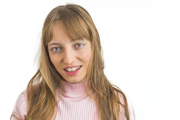 Junge Langhaarige Mädchen Lächelt Die Kamera Mittlere Nahaufnahme Weißer Hintergrund — Stockfoto