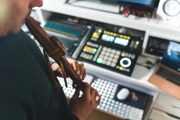 Hombre Tocando Instrumento Viento Madera Estudio Grabación Casa Concepto Música —  Fotos de Stock