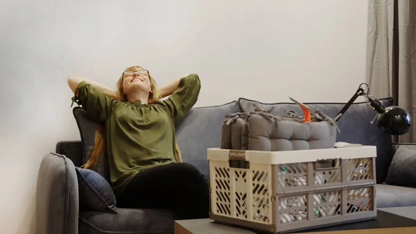 Mulher Feliz Descansando Sofá Depois Mudar Uma Caixa Mesa Proprietário — Fotografia de Stock