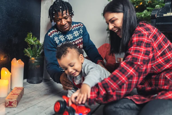 Ευτυχισμένη Και Χαριτωμένη Οικογένεια Παίζει Παιχνίδια Μπροστά Από Χριστουγεννιάτικο Δέντρο — Φωτογραφία Αρχείου
