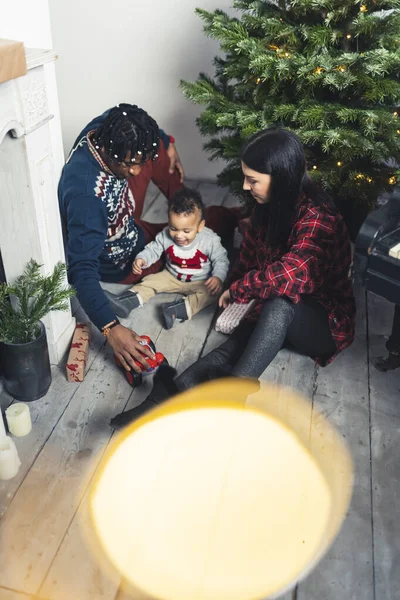 Πολυεθνική Μικρή Οικογένεια Κάθεται Στο Πάτωμα Μπροστά Από Χριστουγεννιάτικο Δέντρο — Φωτογραφία Αρχείου