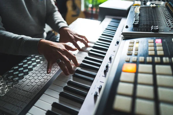 Muzyk Tworzący Nową Muzykę Domowym Studio Pianino Elektroniczne Syntezator Dźwięku — Zdjęcie stockowe