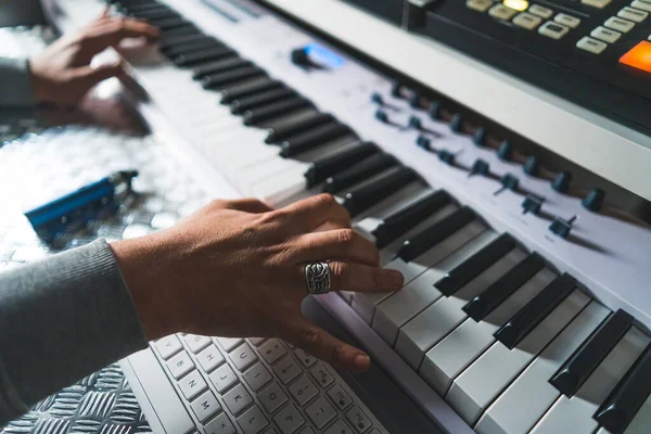 Ujęcie Męskich Dłoni Grających Elektronicznym Pianinie Połączonym Urządzeniem Rejestrującym Dźwięk — Zdjęcie stockowe