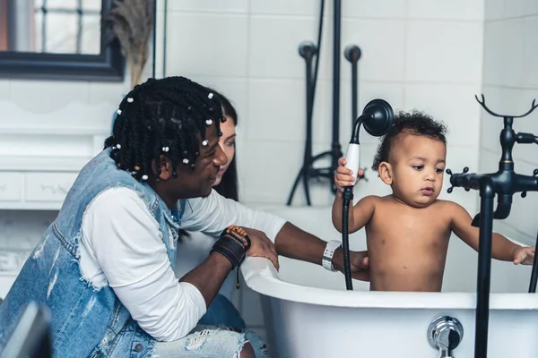 Duş Alma Zamanı Küçük Çocuk Anne Babasıyla Birlikte Banyoya Hazırlanıyor — Stok fotoğraf