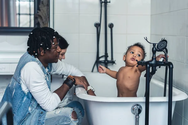 Sevimli Küçük Çocuk Ailesi Ile Banyoda Eğleniyor Orta Boy Mutlu — Stok fotoğraf