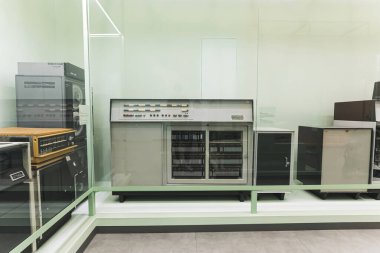 Varşova, Polonya 17.01.2023 ilk Odra bilgisayarlarından biri, eski teknik kavram. Yüksek kalite fotoğraf