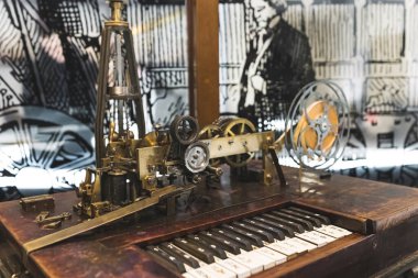 Varşova, Polonya 17.01.2023 - Varşova Teknoloji Müzesi, Polonya - Klavye telgrafı Hughes tarzı, 19. yüzyıl. Yüksek kalite fotoğraf