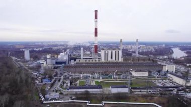 Varşova 'daki fabrikanın yüksek açılı görüntüsü, İHA atışı. Yüksek kalite 4k görüntü