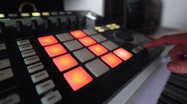 Kapalı mekanda elektronik müzik sistemi olan bir adamın müzik kaydını yakından izliyoruz. Yüksek kalite 4k görüntü