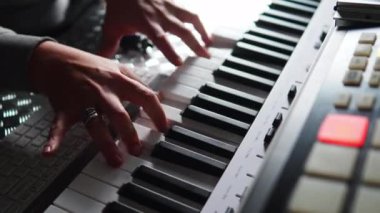 Elektronik piyano çalan bir adam, ses karıştırıcı, müzik konsepti. Yüksek kalite 4k görüntü