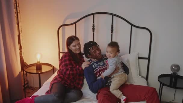 白人女性とアフリカ系アメリカ人の男性は 彼らの小さな息子と楽しみを持っています フルショット 高品質4K映像 — ストック動画