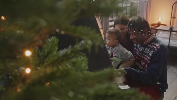 Hombre Afroamericano Esposa Caucásica Disfrutando Con Pequeño Hijo Nochebuena Imágenes — Vídeos de Stock