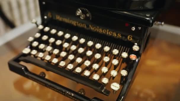 一台Remington Noiseless 6打字机 高质量的4K镜头 — 图库视频影像