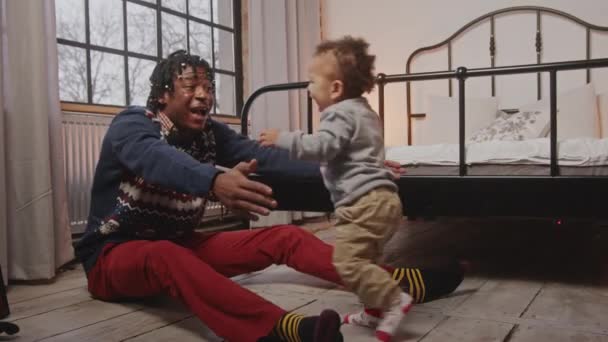 パパの家で父親と遊んでる可愛い幼児よフルショット 高品質4K映像 — ストック動画
