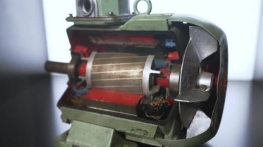 Eski model gemi pervanesi, motorun bir parçası ikiye bölünmüş. Yüksek kalite 4k görüntü