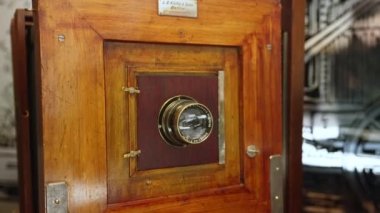 Varşova Teknoloji Müzesi 'nde geniş bir format, ahşap kamera. Yüksek kalite 4k görüntü